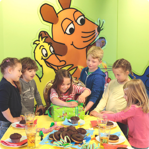 Ravensburger Spieleland_Besuch planen_Geburtstagsparty_Kinder mit Geschenk